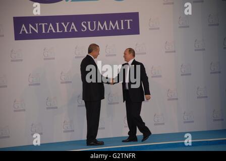 Türkische Präsident Recep Tayyip Erdogan (L) begrüßt der russische Präsident Vladimir Putin, wie er offiziell für den G20-Gipfel ankommt. Stockfoto