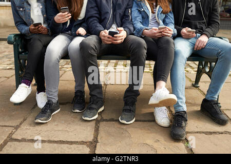 Nahaufnahme von Teenager Freunden mobil telefonieren Stockfoto