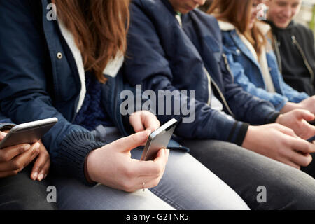 Nahaufnahme von Teenager Freunden mobil telefonieren Stockfoto