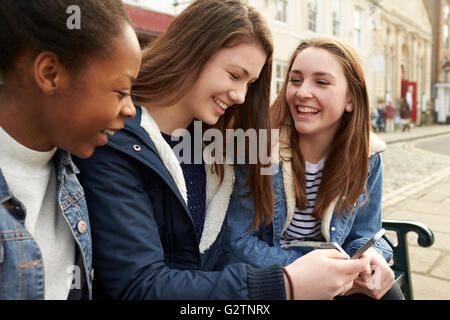 Teenager, die Benutzung von Mobiltelefonen im städtischen Umfeld Stockfoto