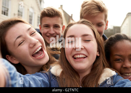 Jugendliche nehmen Selfie auf Handy im städtischen Umfeld Stockfoto