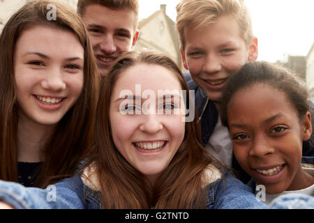 Jugendliche nehmen Selfie auf Handy im städtischen Umfeld Stockfoto