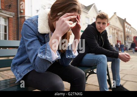 Unglückliche Teenager-Paar, die Beziehungsschwierigkeiten Stockfoto