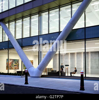 V-Form Fachwerk im Erdgeschoss-Fassade. Moorgate Exchange, London, Vereinigtes Königreich. Architekt: HKR Architekten, 2015. Stockfoto