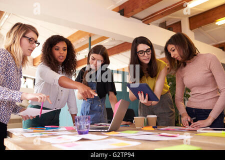 Designerinnen mit Brainstorming-Sitzung im Büro Stockfoto