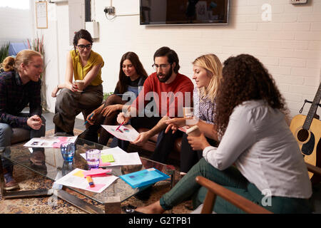 Designer auf Sofa mit kreativ-Meeting im Büro sitzen Stockfoto