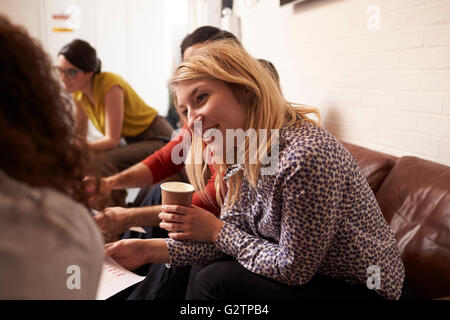 Designer auf Sofa mit kreativ-Meeting im Büro sitzen Stockfoto