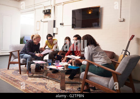 Designer auf Sofa mit kreativ-Meeting im Büro sitzen Stockfoto