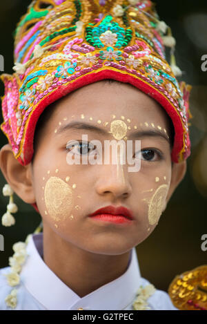 Ein Junge während einer Shinbyu Novitiation Zeremonie am Shwedagon Pagode in Yangon, Myanmar Stockfoto