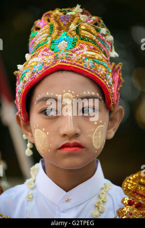 Ein Junge während einer Shinbyu Novitiation Zeremonie am Shwedagon Pagode in Yangon, Myanmar Stockfoto