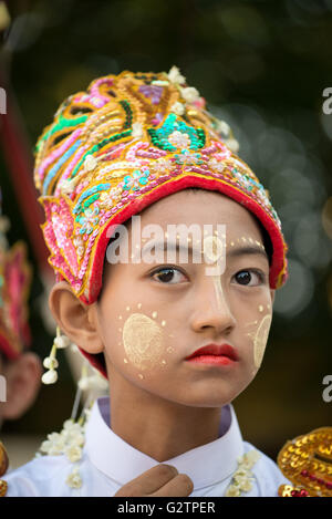 Ein Junge während einer Shinbyu Novitiation Zeremonie am Shwedagon Pagode in Yangon, Myanmar Stockfoto