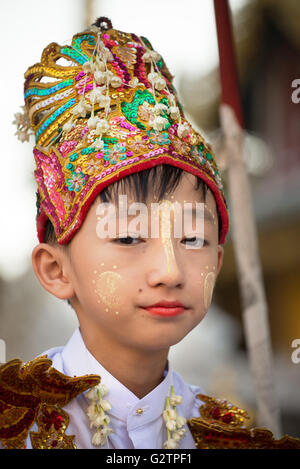 Ein Junge während einer Shinbyu Novitiation Zeremonie am Shwedagon Pagode in Yangon, Myanmar Stockfoto