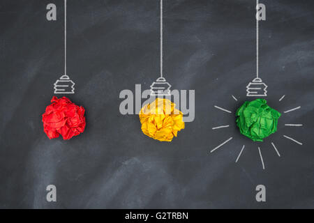 Globale wirtschaftliche helles grünes Licht, bunte Papierkugel auf Blackboard und Glühbirne Form Stockfoto