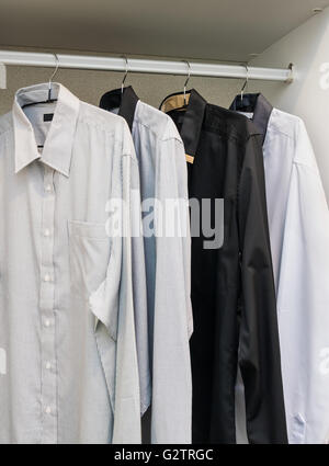 Reihe von Hemden Kleiderbügel hängen Stockfoto