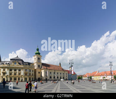 Piata Mare (Big Square) mit Rathaus und römisch-katholische Kirche, Rumänien, Transsilvanien, Siebenbürgen, Siebenbürgen (Transs Stockfoto