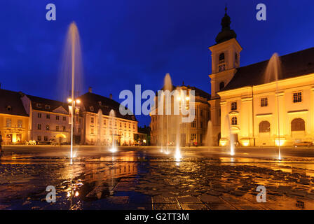 Piata Mare (großer Platz) mit Brukenthal-Palast, Rathaus und römisch-katholische Kirche, Rumänien, Siebenbürgen, Sibiu Stockfoto