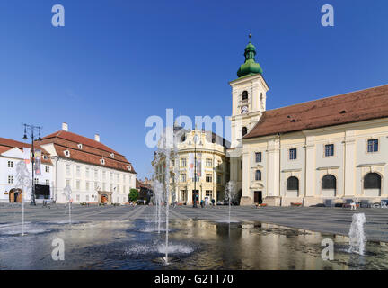 Piata Mare (großer Platz) mit Brukenthal-Palast, Rathaus und römisch-katholische Kirche, Rumänien, Siebenbürgen, Sibiu Stockfoto