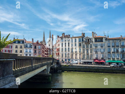 Marengo Brücke Pont über Le Nive Fluss mit der Kathedrale Sainte-Marie de Bayonne im Hintergrund. Aquitaine, Frankreich. Stockfoto