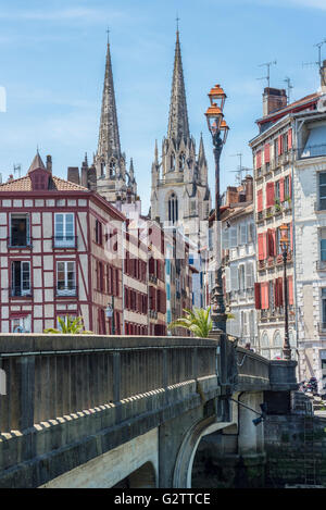 Pont Marengo Brücke über Le Nive Fluss mit der Kathedrale Sainte-Marie de Bayonne im Hintergrund. Aquitaine, Frankreich. Stockfoto