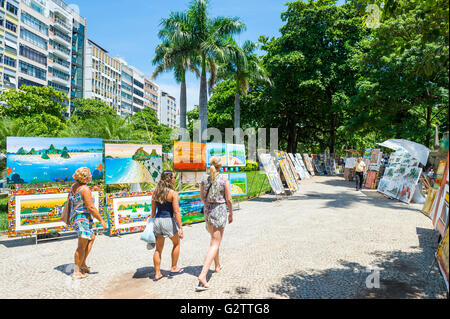 RIO DE JANEIRO - 28. Februar 2016: Shopper Blick auf Kunst angezeigt auf der Outdoor-Messe Hippie Markt im allgemeinen Osorio Plaza. Stockfoto