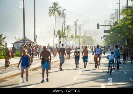 RIO DE JANEIRO - 6. März 2016: Fußgänger freigeben der autofreien Strandpromenade Avenida Vieira Souto Street Skater und Radfahrer. Stockfoto