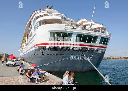 Fred. Olsen Cruise Lines MS Braemar am Toldboden im Hafen von Kopenhagen. Touristen und Kopenhagener genießen Sie den Sommer am Hafen. Stockfoto