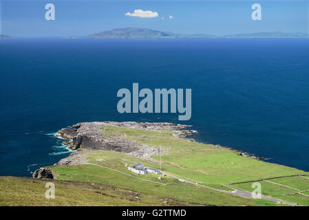 Irland, County Kerry, Valentia Island, Blick auf die Dingle-Halbinsel von Geokaun Bergpark mit Radiosender im Vordergrund. Stockfoto