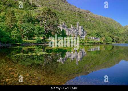 Irland, Connemara, County Galway Kylemore Abbey in Kylemore Lough wider. Stockfoto