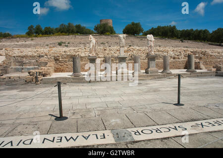 Torreparedones, ibero-römischen archäologischen Park, Statuen und epigraphischen Inschrift im Forum. Baena, Cordoba, Spanien Europa Stockfoto