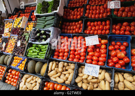 Spanien, Andalusien, Sevilla, Obst und Gemüse Stand auf dem Mercado De La Feria Feria Markt. Stockfoto