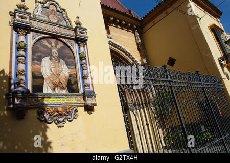 Spanien, Andalusien, Sevilla, Tiled Bild Jesu außerhalb einer lokalen Kirche im Stadtteil Feria. Stockfoto