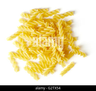 Pasta Penne isoliert auf weißem Hintergrund, Ansicht von oben Stockfoto