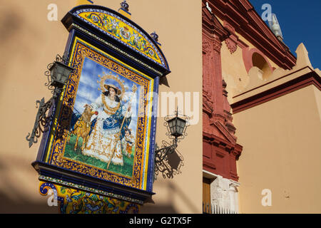 Spanien, Andalusien, Sevilla, Tiled Keramik Bild von St. Anne an der Wand der Iglesia de Santa Ana im Stadtteil Triana. Stockfoto