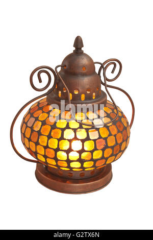 Kleine orientalische Lampe mit farbigem Glas auf weißem Hintergrund Stockfoto