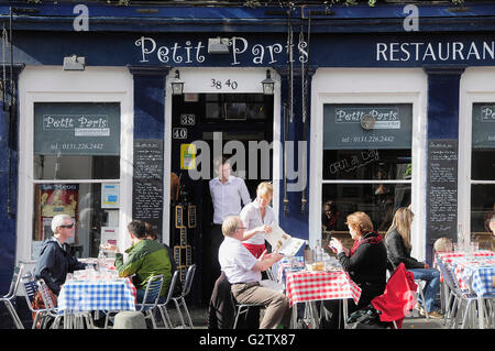 Schottland, Edinburgh, Grassmarket, Petit Paris Restaurant mit Diners, Essen im Freien... Stockfoto