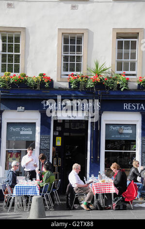 Schottland, Edinburgh, Grassmarket, Petit Paris Restaurant mit Diners, Essen im Freien... Stockfoto