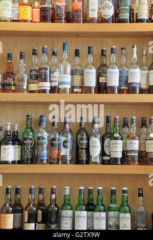 Schottland, Edinburgh, Scotch Whisky Experience, Flaschen Whisky an der Bar. Stockfoto