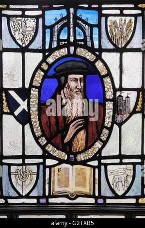 Schottland, Edinburgh, John Knox House, Buntglasfenster von Sir John Knox. Stockfoto