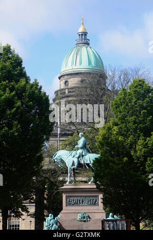 Schottland, Edinburgh, Charlotte Square, Albert Memorial Reiterstatue in Charlotte Square Garden mit der Kuppel West Register House... Stockfoto