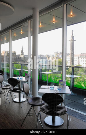 Schottland, Edinburgh, Harvey Nichols auf St Andrew Square. Blick über den Platz von Havey Nics 4th Floor Restaurant. Stockfoto
