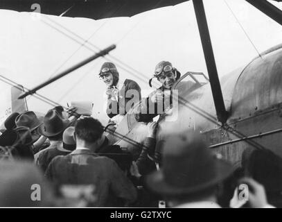 Weibliche pilot Ruth Elder (links) und ihr Co-pilot Captain George Haldeman am Flughafen Le Bourget im Jahre 1927, nach ihrer Transatlantik Flug. Stockfoto