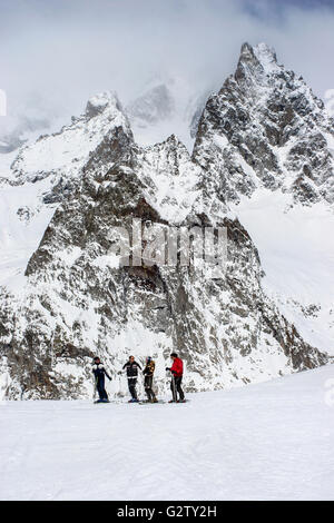 Skifahrer, bewundern Sie die Aussicht in das Skigebiet Courmayeur, Italien Stockfoto