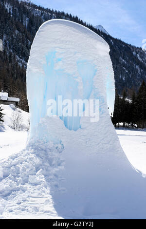 Vereist Brunnen im Skigebiet Courmayeur, Italien Stockfoto