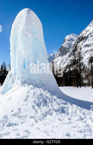 Vereist Brunnen im Skigebiet Courmayeur, Italien Stockfoto