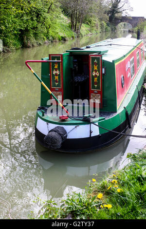 Narrowboat festgemacht am Kennet & Avon Kanal in der Nähe von Pewsey in Wiltshire, England Stockfoto