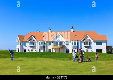 Golfer auf das 18. Grün auf den Aisla Verlauf des Trump Turnberry Hotel und Golf Hotel, Turnberry, Ayrshire, Schottland Stockfoto