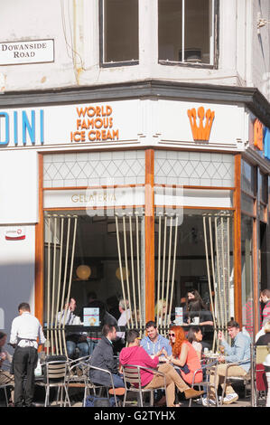 Schottland, Glasgow, West End, Little Italy auf Byres Road, Nardini Eisdiele. Stockfoto