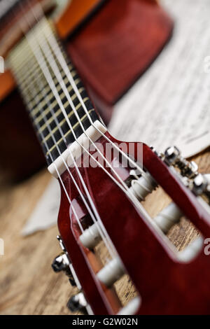Klassische Nylon-Saiten-Gitarre mit Noten Stockfoto