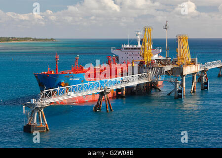 Öltanker entladen Öl in Freeport, Bahamas Stockfoto