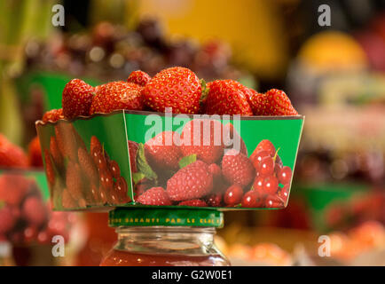 Ein Körbchen Erdbeeren in einem Obst- und Gemüsemarkt Shop in Paris Stockfoto